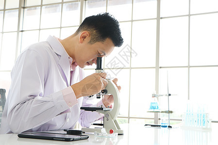 亚洲科学家或化学家使用显微镜技术诊所技术员医院化学品微生物学药品研究员科学生物学图片