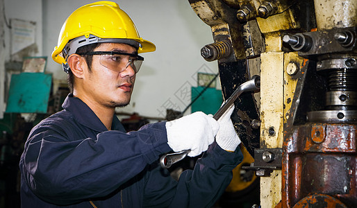 身戴眼镜 安全帽和安全制服的行业中的亚洲男男性工人WERCH工具持有者修理工金属工作技术员工程师建造领班工程工厂引擎图片