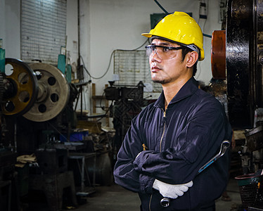 身戴眼镜 安全帽和安全制服的行业中的亚洲男男性工人WERCH工具持有者机械工程师技术引擎仓库作坊工厂技术员工作维修图片