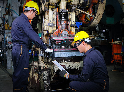 身戴眼镜 安全帽和安全制服的行业中的亚洲男男性工人WERCH工具持有者领班扳手技术机械引擎男人建造机器工厂工作图片