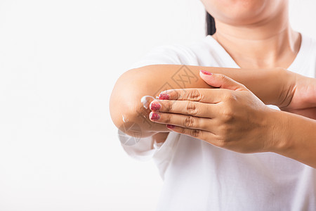 女人在手肘上涂润肤霜护理成人保健推杆身体保湿化妆品湿疹奶油弯头图片