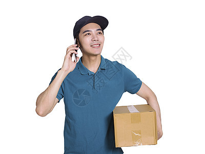 年轻的快递员拿着一个纸箱包裹 打电话给顾客图片