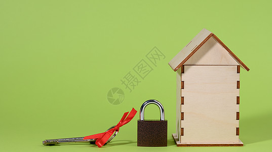 绿色背景 安全概念的小型木木木房和金属锁房子金融建筑商业投资销售建造玩具贷款财产图片