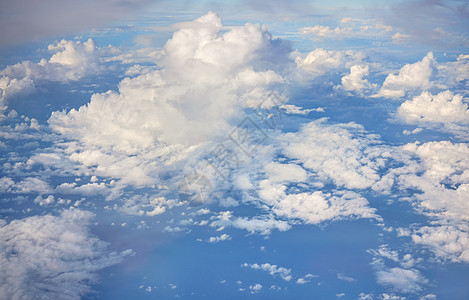 从商业飞机飞越上空时 从中可以看出 下午的太阳照亮了飞翔的天空乌云空气旅行窗户蓝色白色自由天堂天际天线天气图片