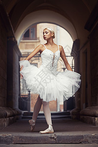 户外美丽的芭蕾舞女演员女士精神舞衣敬业艺术家芭蕾舞街道城市舞蹈家图片