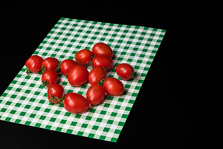 选择性地关注熟熟的美味樱桃西红柿 特写生长饮食蔬菜沙拉食物素食叶子有机食品草本植物水果图片