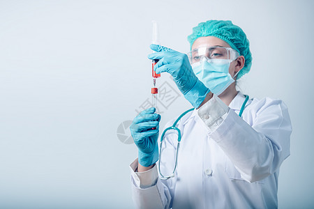 实验室科学家妇女在科学化学实验室工作 女性医学科学正在临床实验室将血液注射器注入样品管进行实验生物学 保健/医疗图片
