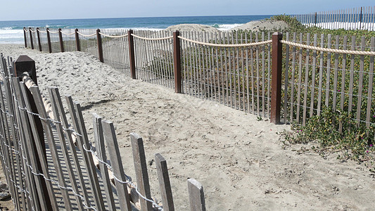 在海滩的夏天波浪 加利福尼亚海岸线美国 太平洋海岸 海岸上的尖桩篱栅小路海洋途径细绳入口海景晴天沿岸绳索支撑图片