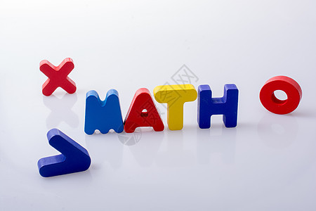 以多彩字母块写入的 KID 单词方程分析性计算学校家庭作业测量大学艺术字母科学图片