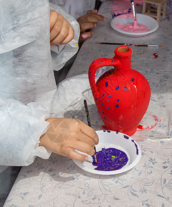 装饰手工制作陶土陶器的幼儿陶瓷工艺学校制品艺术家刷子孩子学习教育创造力图片