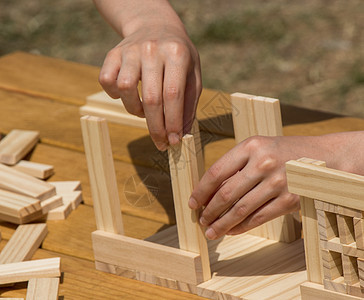 手持木制拼图元素在汉学校合作创造力学习游戏思考知识教育建筑思维图片