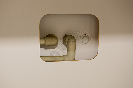 公寓内塑料水管的家具里面有洞 快关门图片