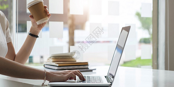特写在工作场所使用笔记本电脑的女性员工的手 看着屏幕 女商务人士准备经济报告 在线项目工作 愉快的实习生做电脑工作 打字职场网络图片