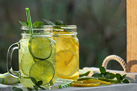用薄荷 柠檬和石灰罐装在泥瓦罐中的冷冻清凉的自制柠檬水液体热带玻璃叶子生活方式橘味食物水果果汁饮料图片