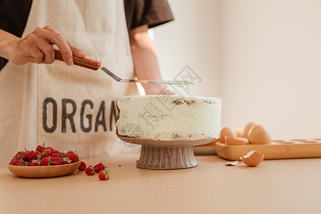 白奶油蛋糕装饰品 自制糕点和烹饪蛋糕厨师风格甜点白色饼干海绵馅饼食谱男性厨房图片