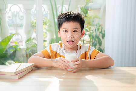 小可爱男孩 在家喝牛奶喝杯牛奶奶制品男生童年孩子食物营养桌子玻璃图片