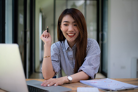 作为经理的成功组织由快乐的企业家或女商务人士代表会议工人女士微笑领导者人士团队工作服务员工图片