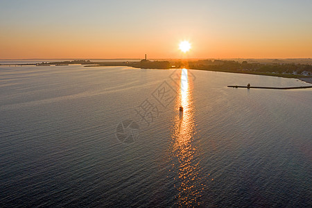 来自荷兰莱默附近的IJsselmeer 日落的美丽空中运输天线工厂旅行橙子自然现象场景词条城市帆船图片