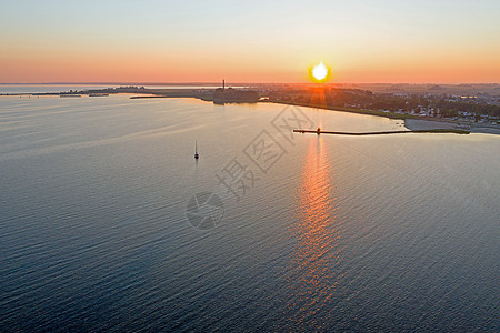 来自荷兰莱默附近的IJsselmeer 日落的美丽空中天线自然现象场景帆船旅游城市橙子建筑学旅行风景图片