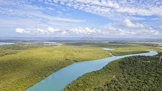 溪河系统从海洋流出空中观察红树土地风景天蓝色山脉森林农村蓝色盐水缠绕图片