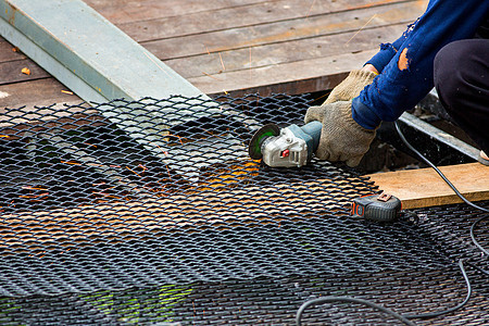 工人用切割机切铁网目力量工厂纤维刀具地面圆圈运动行动安全金属图片