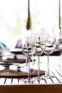 酒杯玻璃白色环境餐巾奢华眼镜反射桌子食物餐厅盘子图片