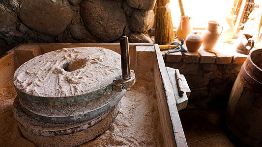 古老的磨坊 由石头和木制成 面粉磨机车轮工作磨石食物工厂食品美食风车工具农业图片