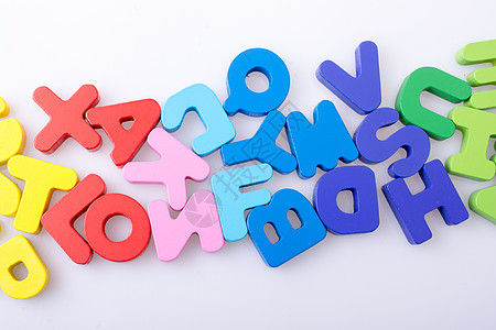 五颜六色的字母块随机散落在惠特学习乐趣文学公司童年学校语言玩具字母拼写图片