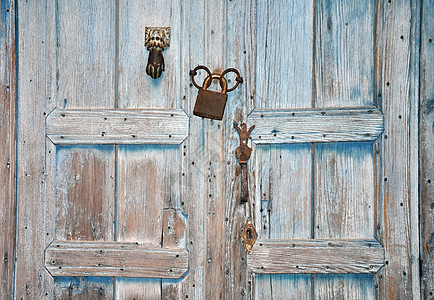 旧的蓝色门有锁和把手的背景图片