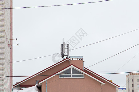 住宅楼旁边的电信天线 电线天线辐射频率桅杆全球系统互联网细胞技术建筑操作员图片