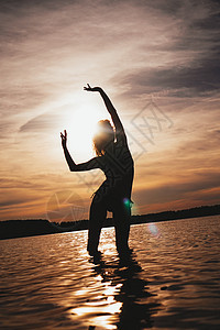 享受海滩上美丽的日落的快乐无忧女成人乐趣舞蹈太阳旅行海浪天空裙子女性闲暇图片