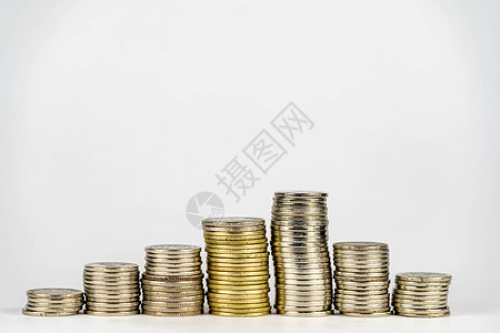 七叠不同高度的金币按生长方向排列 在白色背景中突显库存财富薪水银行业银行基金硬币交换储蓄市场图片