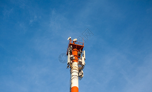 白塔和红塔 天空上有蜂窝通讯天线带宽发射机移动全球下载基准活力结构危险系统图片