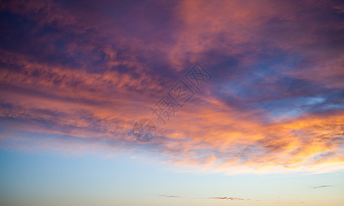 天上的日落或日出 多彩的日落 美丽的背景空气地平线全景晴天场景阳光戏剧性紫色自由天气图片