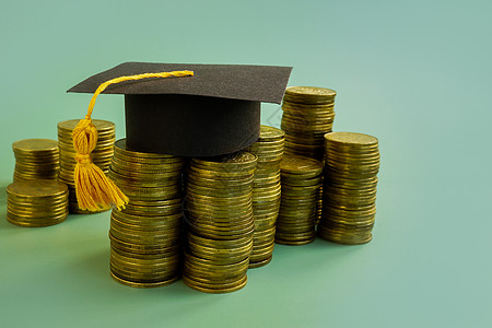 教育储蓄概念 毕业上限和金钱 笑声金融学习学费知识援助帽子大学贷款奖学金预算图片