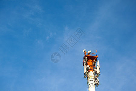 白塔和红塔 天空上有蜂窝通讯天线电话全球电缆发射机城市触角桅杆下载系统金属图片