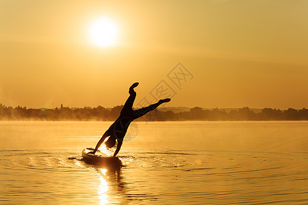 运动运动员从桨板跳入水中的轮椅图片