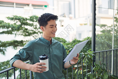 人文阅读文件 同时站在阳台上花园咖啡公司男人文档企业家成人商务男性城市职业图片