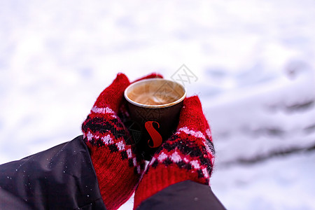 女人手握着红手套 拿着纸杯咖啡巧克力可可假期女孩甘蔗蒸汽女性羊毛饮料温暖图片