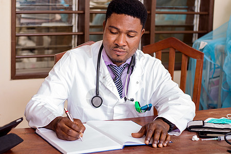 一个年轻医生在办公室工作处方医疗男人药物外科写作职业医院图片
