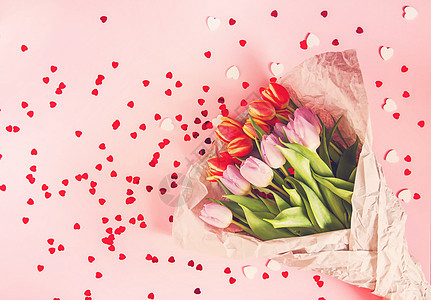 春光美丽的郁金花花 放在柔软的粉色面糊上 带有红心 母亲节 贺卡节装饰花卉成分图片