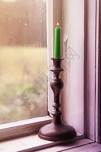 乡村房屋内部窗户附近木桌上的老式铜烛台蜡烛家具厨房晴天休息庆典灯芯房间椅子灯笼桌子图片