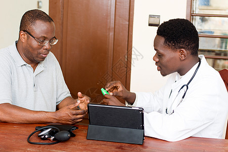 医生和他的病人在医务室 在医院里从业者手术服务用药外科医疗办公室成人健康办公室医疗图片