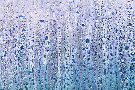 玻璃湿透明表面上雨滴的质地反射蓝色蒸汽水分液体淋浴环境天空窗户水滴图片