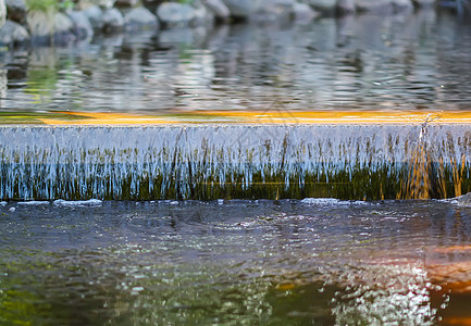 夏季公园装饰性人工瀑布分割气泡泡沫溪流石头自然喷雾力量绿化岩石图片