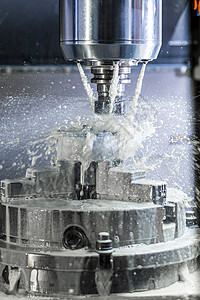 5轴Cnc机器工业湿磨工艺的垂直照片 在压力下冷却液流和冷冻喷洒冷却剂铣削数控金工工作制造业主轴刀具金属植物图片