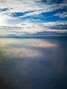 从飞机到早晨的空中观察日出在云上城市场景景观天空天文学海洋全景旅行天际地平线图片