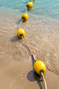 漂浮浮浮标和绳索分割海滩上的区域旅行白色浮标蓝色海岸红色漂浮晴天海浪假期背景图片