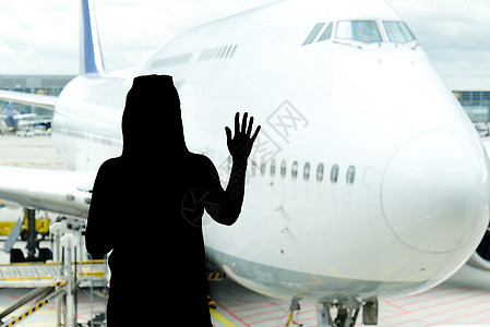 黑女人在机场大厅里寻找飞机的轮廓 错过或取消飞行的概念 笑声车站飞机场乘客空气女性女士运输压力挫折成人图片