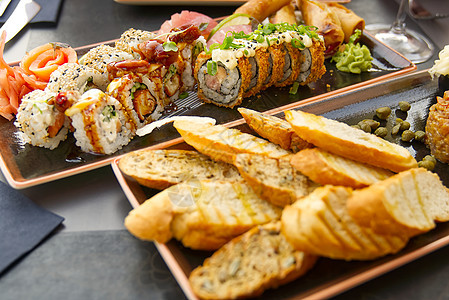 寿司配炸法式长棍面包 在寿司店吃寿司蔬菜小吃饮食文化盘子海鲜女性食物午餐筷子图片